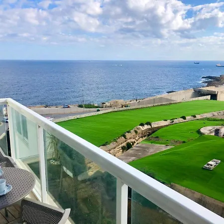 Stylish Seaview In A Prime Location Apartament