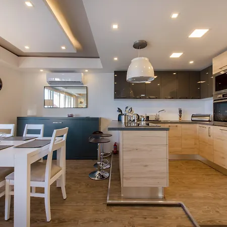 Stylish Seaview In A Prime Location Apartment