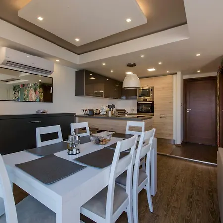Stylish Seaview In A Prime Location Apartament