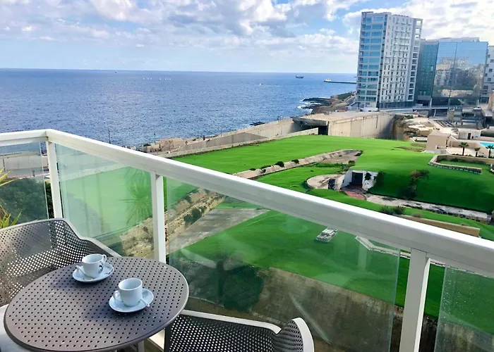Stylish Seaview In A Prime Location Apartament