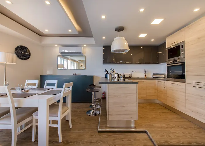 Stylish Seaview In A Prime Location Apartament