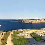 Stylish Seaview In A Prime Location 슬리에마