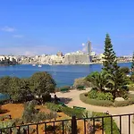 아파트 Stylish Seaview In A Prime Location