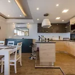 Stylish Seaview In A Prime Location 아파트