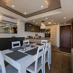 Stylish Seaview In A Prime Location 아파트