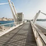 Stylish Seaview In A Prime Location 슬리에마